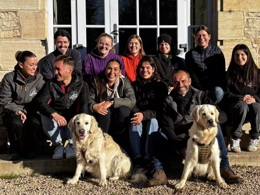 Franck Menestret et ses deux Goldens (Muffin et Praline) entourés de nos étudiants et de Caroline Schwab, Directrice de Biopraxia Cluny © Emma B.